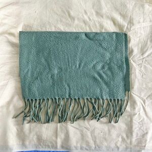 SCARF, 100% CASHMERE, GREEN, MADE IN ITALY, LABEL IS "CASHMERE CASHMERE", FRINGE